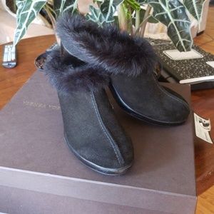 Suede clogs